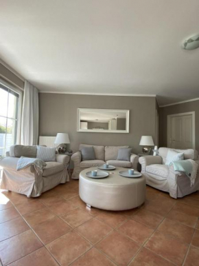 Lichtdurchflutete, großzügige Wohnung mit Südgarten, großer Terrasse in Privatstraße.. in Bastorf